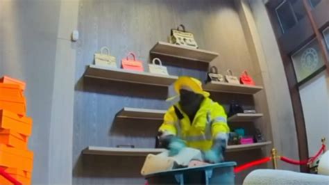 Videos show .8 million Hermès handbag heist at Miami Beach 